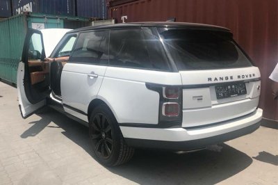 Soi Range Rover Autobiography LWB P400E đầu tiên sử dụng động cơ lai vừa nhập về Việt Nam a3