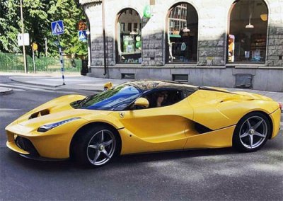 Siêu xe Ferrari LaFerrari của tiền đạo Zlatan Ibrahimovic bị bắt gặp ở Stockholm, Thụy Điển Siêu xe Ferrari LaFerrari của tiền đạo Zlatan Ibrahimovic bị bắt gặp ở Stockholm, Thụy Điển.