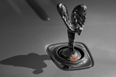 Biểu tượng Spirit of Ecstasy ở mũi xe Rolls-Royce Silver Ghost Collection đúc từ bạc nguyên khối Biểu tượng Spirit of Ecstasy ở mũi xe Rolls-Royce Silver Ghost Collection