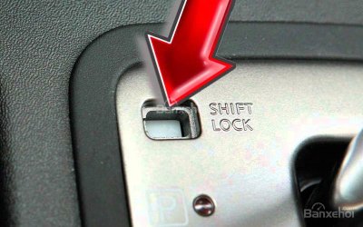 Tác dụng của nút Shift Lock trên xe ô tô ít ai biết 1 Tác dụng của nút Shift Lock trên xe ô tô ít ai biết