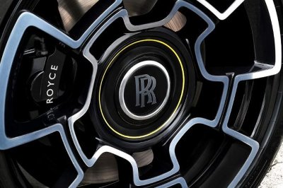 Ngắm mẫu Rolls-Royce Dawn Black Badge ''''''''vàng chóe'''''''' nổi bật của lãnh đạo Google - Ảnh 2 Ngắm mẫu Rolls-Royce Dawn Black Badge ''''''''vàng chóe'''''''' nổi bật của lãnh đạo Google - Ảnh 2.