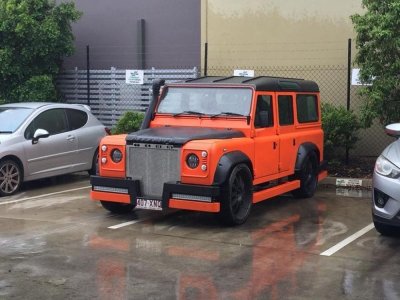 Méo mặt vì Land Rover Defender độ xấu khó tả Méo mặt vì Land Rover Defender độ xấu khó tả.