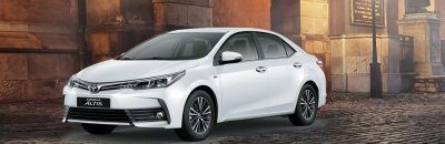 Toyota Corolla Altis nâng cấp thêm trang bị, giá tăng tới 38 triệu đồng.