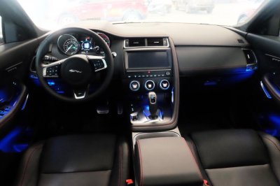 Khoang nội thất của Jaguar E-PACE 2019 hiện đại