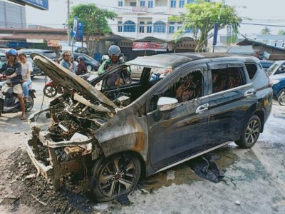 Mitsubishi Xpander bỗng nhiên cháy trơ khung tại Indonesia 2 Mitsubishi Xpander bỗng nhiên cháy trơ khung tại Indonesia 2...