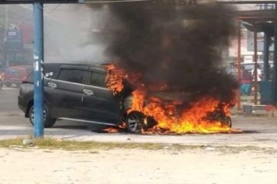 Mitsubishi Xpander bỗng nhiên cháy trơ khung tại Indonesia 1 Mitsubishi Xpander bỗng nhiên cháy trơ khung tại Indonesia 1...