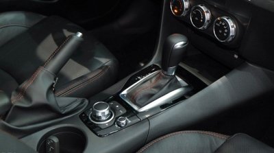 Thói quen xấu khi lái xe của phụ nữa dễ gây ra tai nạn 4 Thói quen xấu khi lái xe của phụ nữa dễ gây ra tai nạn