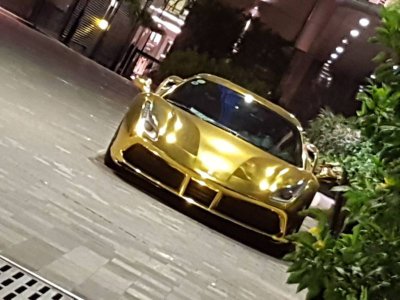 Ferrari 488 GTB của đại gia Tiền Giang nổi bật trong bộ cánh "dát vàng" 2 Ferrari 488 GTB của đại gia Tiền Giang nổi bật trong bộ cánh "dát vàng" a2