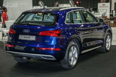 Audi Q7 2017 mang đến một sự kết hợp hoàn hảo giữa ngoại thất sang trọng và tính năng hiện đại nhất. Bạn sẽ thấy rõ những điểm nổi bật của chiếc xe như cửa gió trời Panorama, hệ thống âm thanh Bang & Olufsen 3D và tính năng điều khiển giọng nói. Xem hình ảnh để khám phá chiếc SUV danh tiếng này!