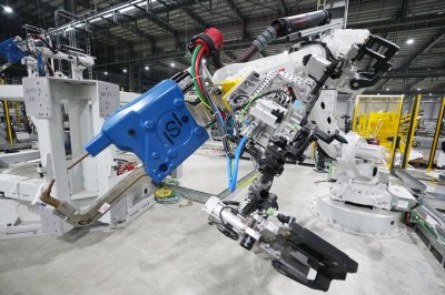Khám phá dây chuyên sản xuất với 1.200 robot tự động của VinFast a6