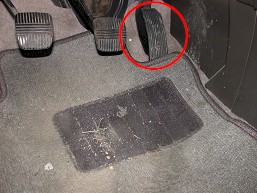 Quy trình vệ sinh nội thất ô tô một cách kỹ càng - Cẩn thận trang bị kẹt cứng, gây nguy hiểm Quy trình vệ sinh nội thất ô tô một cách kỹ càng - 6c