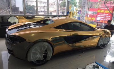 Chiếc McLaren 570S từng thuộc sở hữu của Cường đô la được dán decal mạ vàng...