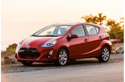 Toyota Prius c màu đỏ