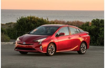 Toyota Prius màu đỏ