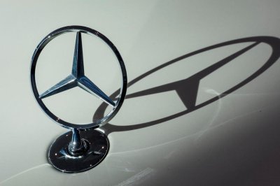 Khám phá 10 logo trên mui xe ấn tượng nhất toàn cầu - Logo ngôi sao 3 cánh của Mercedes-Benz 1.