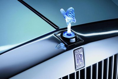 Khám phá 10 logo trên mui xe ấn tượng nhất toàn cầu - Rolls-Royce Spirit of Ecstasy.