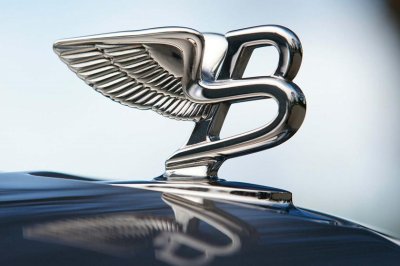 Khám phá 10 logo trên mui xe ấn tượng nhất toàn cầu - Bentley “Flying B”.