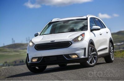 Kia Niro 2018 đầu xe màu trắng