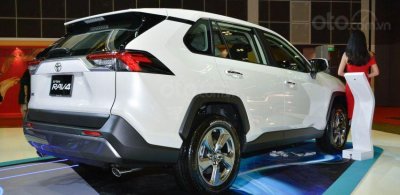 Đuôi xe Toyota RAV4 2019 màu trắng