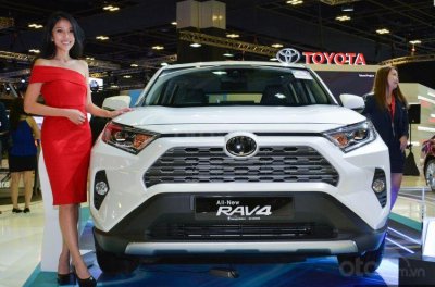 Đầu xe Toyota RAV4 2019 màu trắng