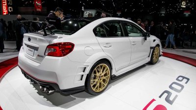 Góc 3/4 đuôi xe Subaru STI S209