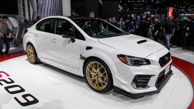 Subaru STI S209 góc 3/4 đầu xe 2