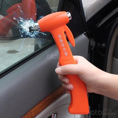 Dao cắt dây an toàn và búa phá kính Dao cắt dây an toàn và búa phá kính trên xe