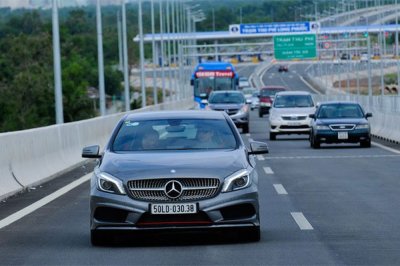 Giữ khoảng cách với xe phía trước để lái xe ô tô an toàn ngày lễ Giữ khoảng cách với xe phía trước