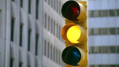 Không phanh gấp, chú ý hiệu lệnh đèn giao thông Chú ý hiệu lệnh đèn giao thông