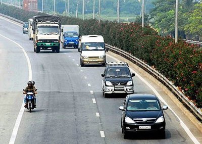 Chú ý khi chuyển làn, bật đèn xi nhan sớm Chú ý khi chuyển làn