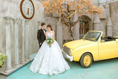 Nhiều cặp đôi rộn ràng chụp ảnh cưới bên xế cổ Mazda 1200 gây sốt