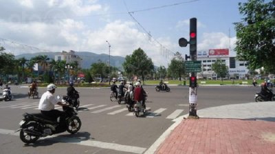 Hình ảnh vượt đèn đỏ xảy ra khá phổ biến tại đường phố Việt Nam...