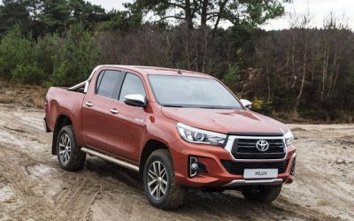 Toyota Hilux 2019 màu đỏ...