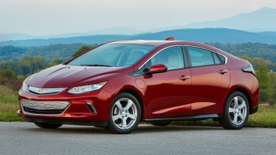 Ảnh chụp Chevrolet Volt màu đỏ góc ngang