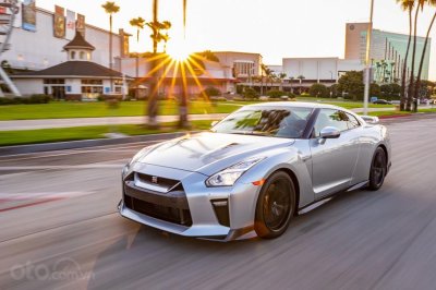 Nissan GT-R 2018 Nissan GT-R 2018 màu trắng