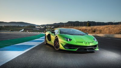 Lamborghini Aventador 2019 màu xanh lá cây...