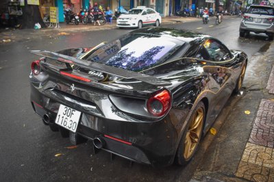 Ferrari 488 GTB màu đen lăn bánh tại Sài Gòn...