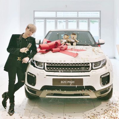 Ngắm "Sếp" Tùng chất lừ cực ngầu bên Range Rover Evoque đỏ nổi bật - Ảnh 1 Ngắm "Sếp" Tùng chất lừ cực ngầu bên Range Rover Evoque đỏ nổi bật - Ảnh 1.