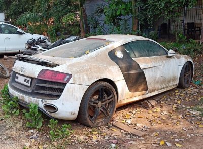 Chiếc Audi R8 bị tịch thu tại một sở cảnh sát ở Mumbai (Ấn Độ) Chiếc Audi R8 bị tịch thu tại một sở cảnh sát ở Mumbai (Ấn Độ)...