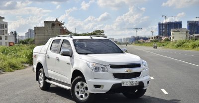 Chevrolet Colorado màu trắng...