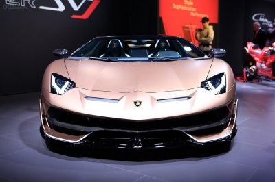 Lamborghini Aventador SVJ Roadster đầu xe