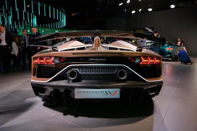 Lamborghini Aventador SVJ Roadster đuôi xe 2