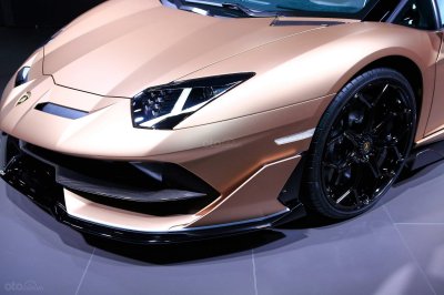 Lamborghini Aventador SVJ Roadster đầu xe 2