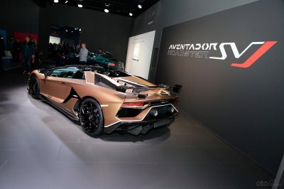 Lamborghini Aventador SVJ Roadster đuôi xe