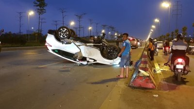 Honda CR-V 7 chỗ trong vụ tai nạn mới nhất ngày 3/3 Honda CR-V 7 chỗ trong vụ tai nạn mới nhất ngày 3/3 a1