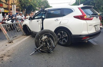 Honda CR-V gãy càng, rụng bánh sau va chạm Honda CR-V gãy càng, rụng bánh sau va chạm a1