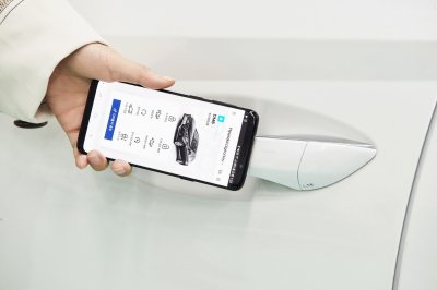 Công nghệ mở khóa và khởi động xe bằng điện thoại di động của Hyundai - ảnh 1 Công nghệ mở khóa và khởi động xe bằng điện thoại di động của Hyundai.