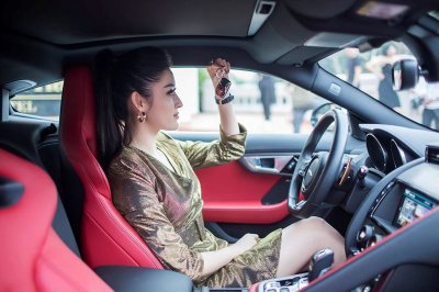Á hậu Huyền My mua xe Jaguar F-Type 6 tỷ đồng a7 Á hậu Huyền My mua xe Jaguar F-Type 6 tỷ đồng a7.