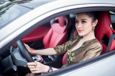 Á hậu Huyền My mua xe Jaguar F-Type 6 tỷ đồng a5 Á hậu Huyền My mua xe Jaguar F-Type 6 tỷ đồng a5.