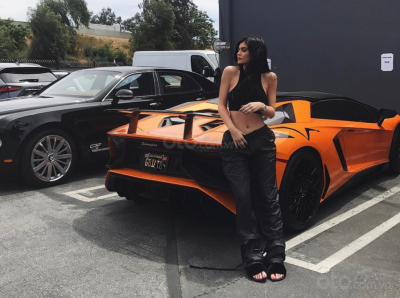 Kylie Jenner gợi cảm bên cạnh chiếc Lamborghini Aventador màu cam của cô Kylie Jenner gợi cảm bên cạnh chiếc Lamborghini Aventador màu cam của cô...